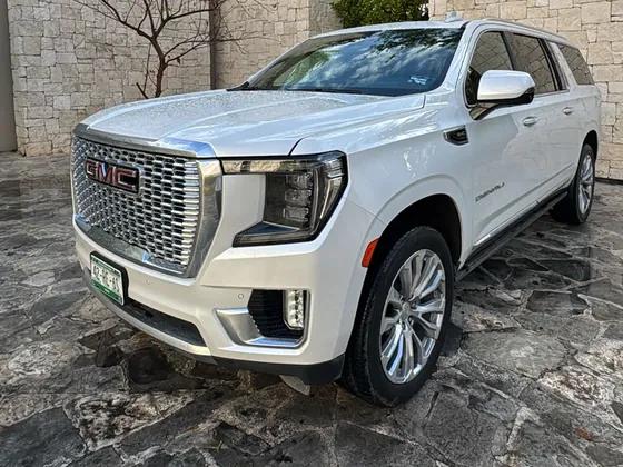 White GMC Yukon Denali for a private transfer from Los Cabos Airport to the Pacific side of Cabo