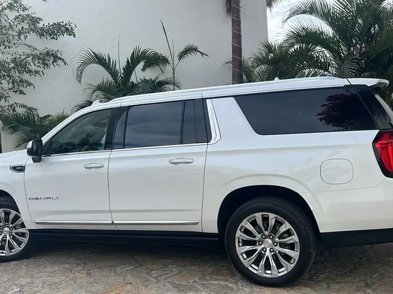 Suburban blanca para el traslado privado del Aeropuerto de Los Cabos a La Paz