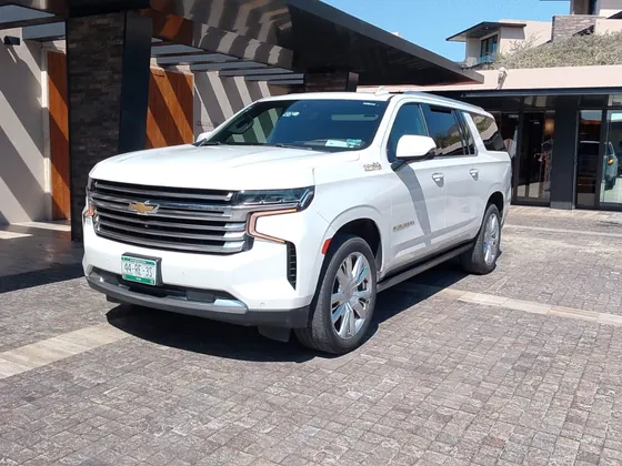 Suburban blanca para el traslado privado del Aeropuerto de Los Cabos a El Migriño