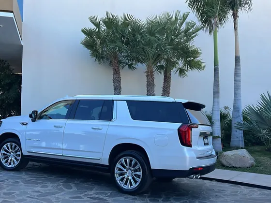 White SUV for a private transfer from Los Cabos Airport to San José del Cabo